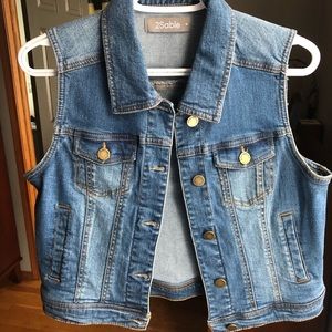 3/$25 NWOT Jean vest, medium